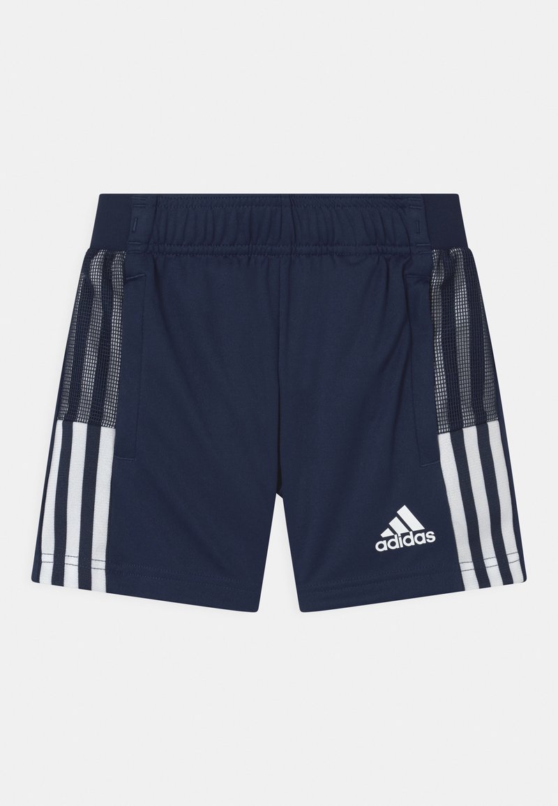 Marinblå atletiska shorts med elastisk midja, vita ränder på sidorna och meshdetaljer. Har Adidas-logotyp på nedre högra sidan.