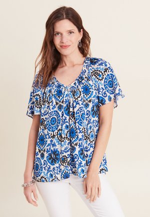 Blaues Blumenblusenshirt mit kurzen, schwingenden Ärmeln, das über einen dekorativen, gerafften Halsauschnitt und komplexe schwarze und blaue Muster auf hellem Grund verfügt.