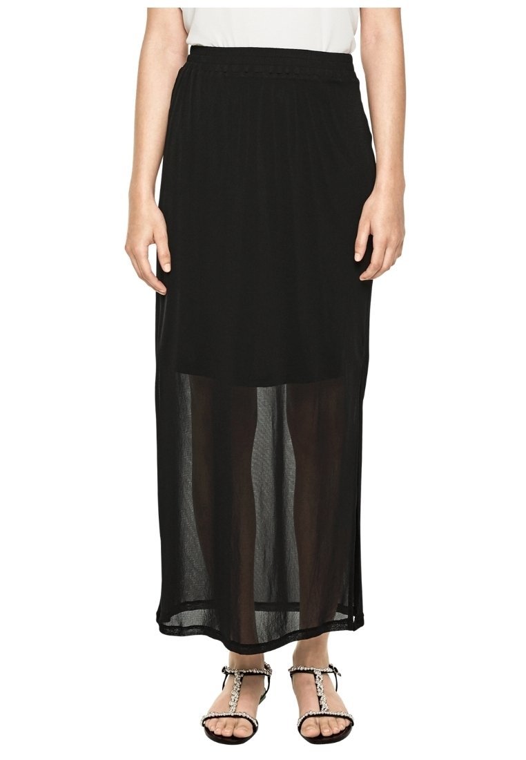 Svart maxi kjol med ett genomskinligt overlay och elastisk midja. Tyget är lätt och flödar ner till anklarna, med en lagerdesign.