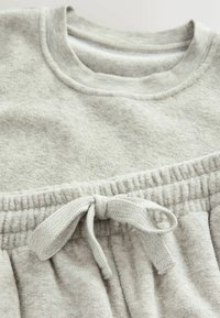 Hellgrauer Sweatshirt mit strukturiertem Finish, geripptem Ausschnitt und gerafftem Taillenbund mit passendem Bändchen.