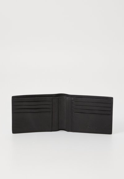 Portafoglio in pelle nera con più scomparti per carte, design elegante, texture liscia e nome del marchio in rilievo su un lato. Aperto per la visualizzazione.