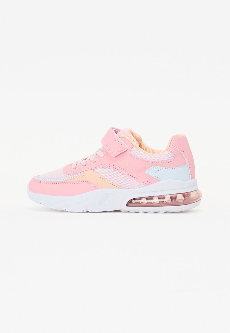 Shoe atlético rosa com painéis de malha e sintético, apresentando uma sola branca, correia ajustável e amortecimento de ar visível no calcanhar.