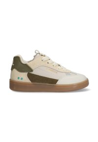 Weiße Sneakers mit beigen Wildlederakzenten, grünen Gummiüberzügen und einer Gummisohle. Merkmale sind eine runde Zehenform und eine flache Schnürung. Das „BUNNIES“-Logo ist sichtbar.