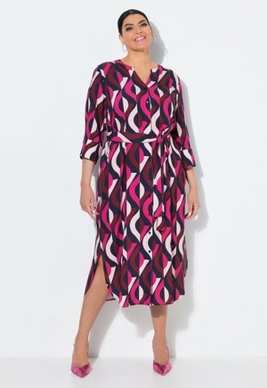 Robe colorée à motifs avec un design marine, rose et bordeaux, dotée d'une taille à nouer, d'une fermeture à boutons à l'avant et de manches mi-longues.