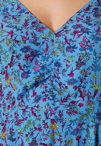 Tommy Hilfiger Curve FLORAL SHORT DRESS - Φόρεμα ημέρας - coastal