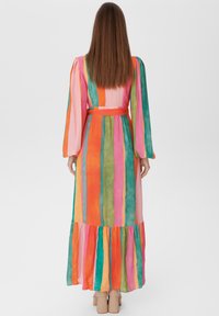 Abito lungo a strisce multicolori con maniche a sbuffo, vita aderente e orlo arricciato. I colori includono rosa, verde, arancione e turchese.