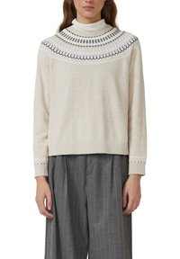 Beżowy sweter z prążkowanym golfem, zdobiony misternym czarnym haftem wokół dekoltu oraz falbaniastymi krawędziami na rękawach.