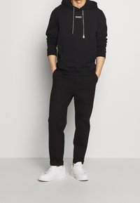 HUGO Jersey con capucha - black