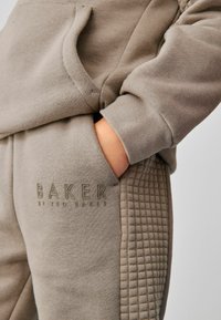 Baker by Ted Baker SET - REGULAR FIT - Mikina - neutral