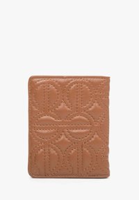 Skórzany portfel w średnim kolorze brązowym z wytłoczonym okrągłym wzorem, zaokrąglonymi krawędziami i widocznymi szwami. Kompaktowy prostokątny kształt.