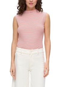 Randig ärmlös topp i vitt och korall, med hög halsringning och figurnära design. Kombinerad med vita vida jeans.