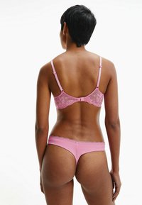 Calvin Klein Underwear LIGHT LINED PLUNGE SED COMFORT LOTUS - Soutien com aro - hollywood pink