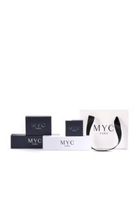 Schwarz-weiße Geschenkboxen mit dem Branding "MYC PARIS" sind übereinander gestapelt. Eine weiße Tasche mit einem schwarzen Griff ist ebenfalls enthalten und trägt das gleiche Branding.