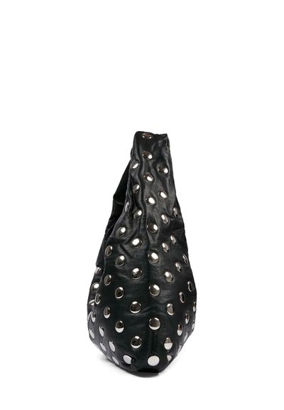 Zwarte leren tas met een unieke vorm, voorzien van zilveren ronde studded die over het oppervlak zijn geplaatst, waardoor een textuurrijke en opvallende ontwerp ontstaat.