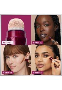 Strumento di trucco multifunzionale con una morbida punta a pennello in beige chiaro e rivestimento color maroon scuro. Quattro metodi di applicazione mostrati su diverse tonalità di pelle.