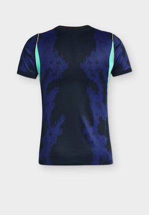 Αθλητική κοντομάνικη μπλούζα σε μαύρο με μπλε αφηρημένες ρίγες, ανοιχτοπράσινες πλευρικές φάσες και κίτρινες λεπτομέρειες σε λευκό φόντο.