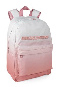 Mochila SKECHERS en degradado rosa, con un bolsillo frontal, correas acolchadas y textura de tela. Logo exhibido de manera prominente en rosa claro.