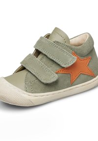 Zelená sametová bota s texturovaným povrchem, má dva suché zipy a na boku oranžovou koženou hvězdu. Bílá gumová podešev s texturou.