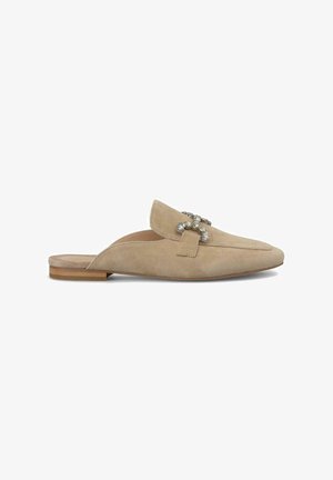 Mule de ante beige con punta afilada, que presenta un acento decorativo de cristal y un tacón de madera bajo. Textura suave y detalles de diseño minimalistas.