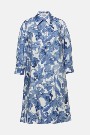 Langärmliges Kleid mit blauem Blumenmuster auf weißem Hintergrund, geknöpft vorne und mit spitzem Kragen.