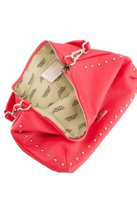 Rote Lederhandtasche mit silbernen Nieten, Reißverschlussverschluss und beigem Innenraum mit bedrucktem Branding. Geräumiges Design mit weicher Textur.