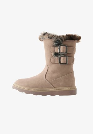 Stivali taupe al ginocchio in morbido suede con colletto in pelo sintetico, due fibbie metalliche regolabili e suola in gomma texturizzata.