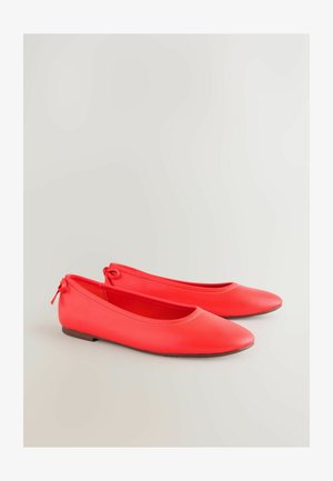 Rote synthetische Ballerinas mit abgerundetem Zehenbereich, leichtem Absatz, glatter Textur und dekorativem Knotendetail auf der Rückseite für sicheren Halt.