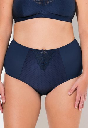 Navyblauwe hooggerode slipjes met een gladde afwerking, voorzien van een gepunte textuur en een kanten accent aan de voorkant, versierd met een klein strikdetail.