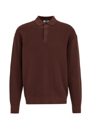 Pull polo en tricot marron foncé à manches longues avec trois boutons foncés et un motif de tissu texturé, présenté sur fond blanc.