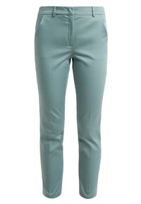 Pantalones ajustados verde claro hechos de tela suave, con dos bolsillos laterales, pliegues frontales y un diseño ajustado.
