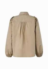 Kaki marškiniai su klasikine apykakle, pūstomis ilgomis rankovėmis, raukšlėtu nugaros dizainu ir minkšta, tekstūrine medžiaga. Pasižymi subtiliu dizainu su minimaliais akcentais.