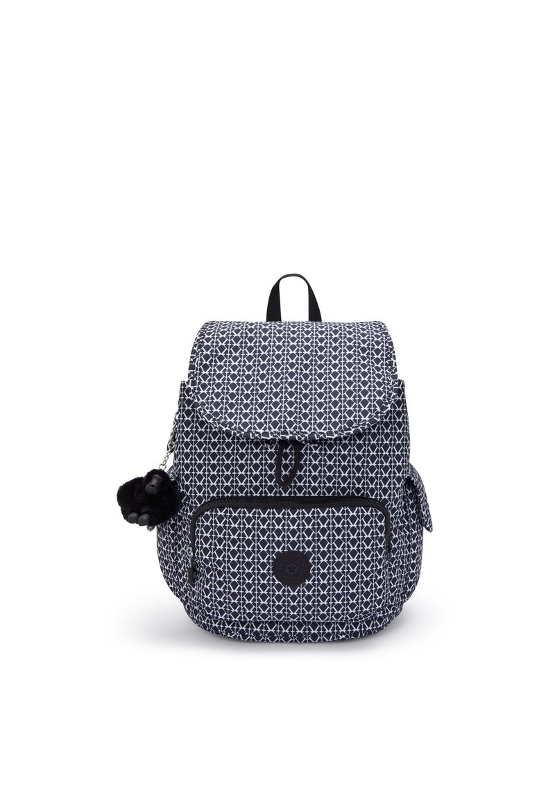 Sac à dos bleu marine à motifs avec rabat pliant, poche avant et bordure noire. Comprend un pompon en accent sur la fermeture éclair. Fabriqué en tissu durable.