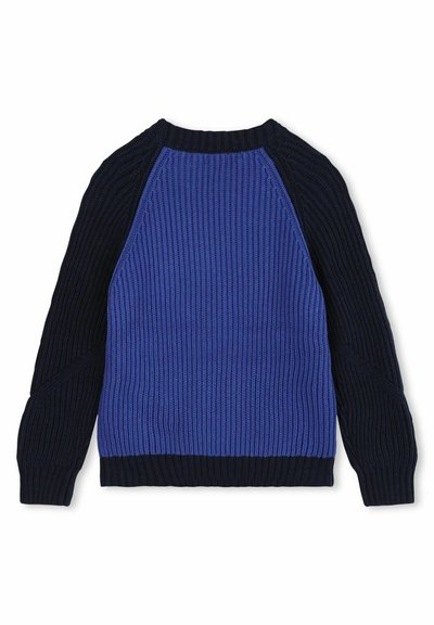 Pull en tricot avec un corps bleu et des manches navy. Texture côtelée avec des épaules raglan et un col rond.