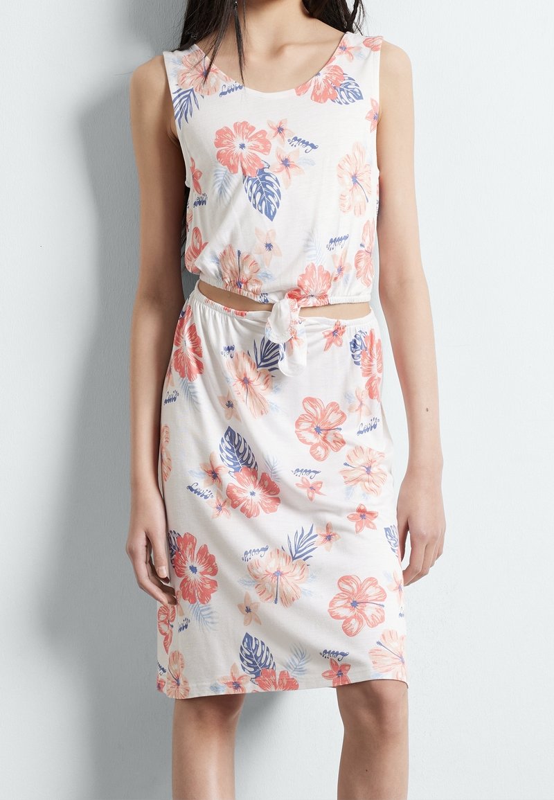 Sukienka w kwiaty wykonana z miękkiego materiału, z dekoltem w łódkę, zdobiona różowymi i granatowymi kwiatami, z paskiem do związania w talii, o długości do kolan.