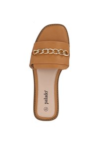 Ljusbrun slidesandal med en bred rem som har en guldkedjeaccent. Slät yta och platt sula, designad för komfort och enkel användning.