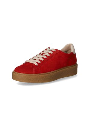 Czerwone zamszowe sneakersy z beżowym sznurkiem, teksturowaną brązową gumową podeszwą i gładką tylną częścią, z zaokrąglonym czubkiem.