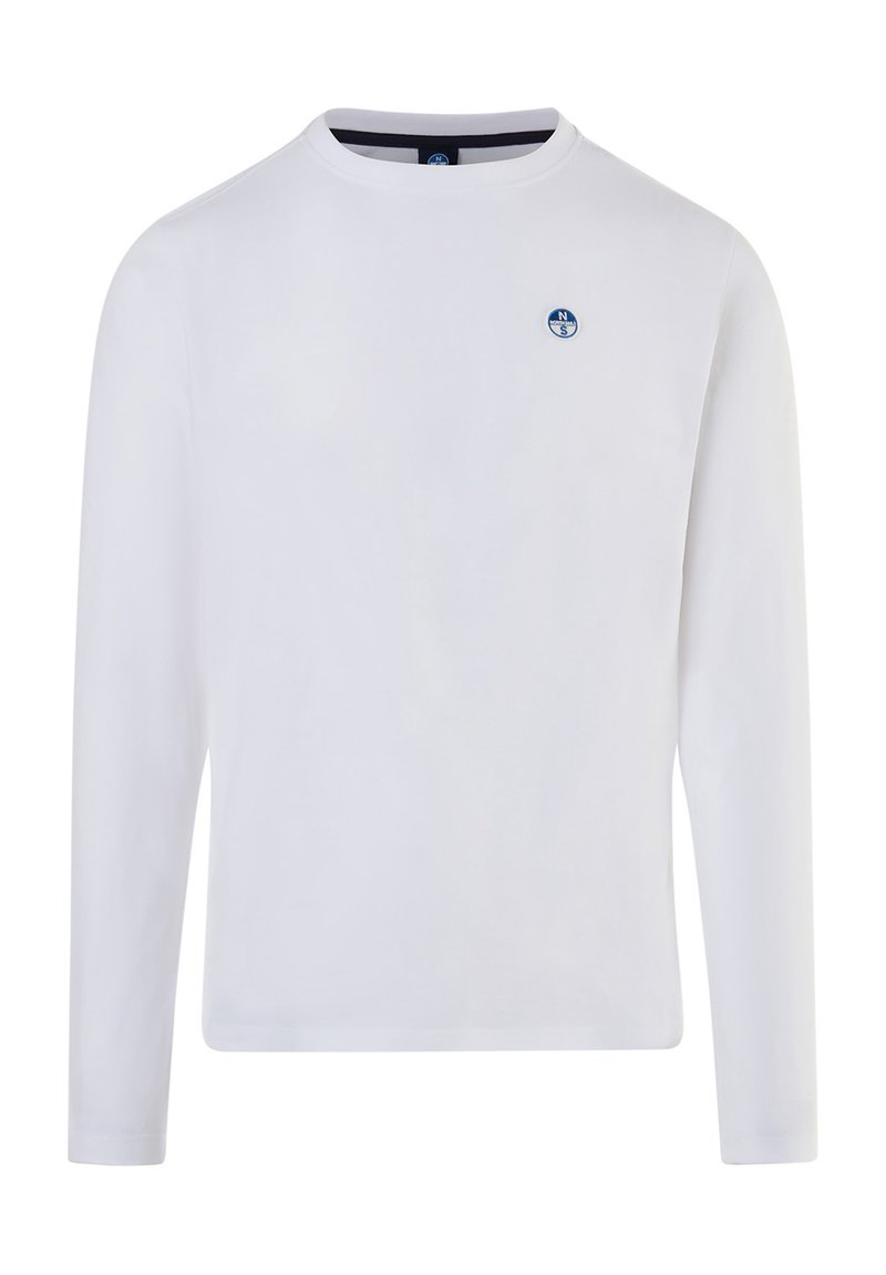 Camicia bianca a maniche lunghe realizzata in tessuto liscio. Presenta un collo rotondo e un piccolo logo blu sul lato sinistro del petto. Design semplice.