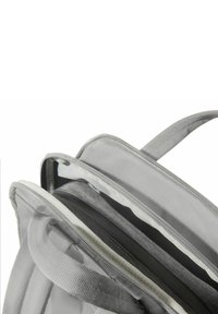 Sac à dos gris pour ordinateur portable avec plusieurs compartiments zippés, en tissu texturé et une poignée de transport robuste.