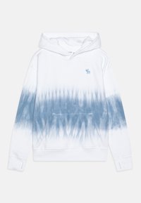 Witte hoodie met een blauw tie-dye patroon dat vervaagt van licht naar donker, met een voorzak en een klein logo op de borst.