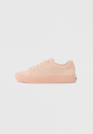 Sneaker in suede pesca con punta arrotondata, suola piatta in gomma rosa e design minimalista. Presenta dettagli cuciti e un sottile logo.