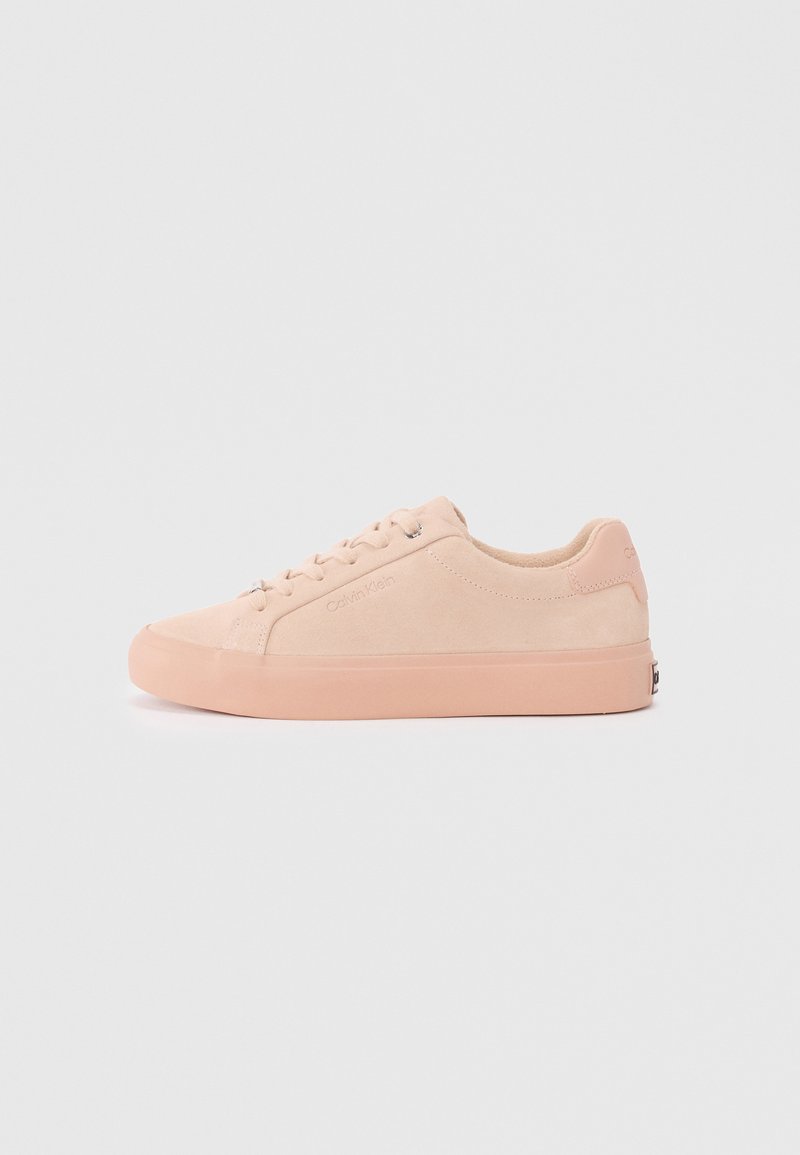 Sneaker in suede pesca con punta arrotondata, suola piatta in gomma rosa e design minimalista. Presenta dettagli cuciti e un sottile logo.