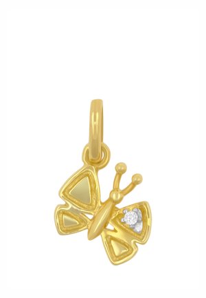 Donna che indossa una camicetta rosa chiaro e una collana con pendente a forma di farfalla in oro, mostrando il collo e la parte inferiore del viso con le labbra chiuse.