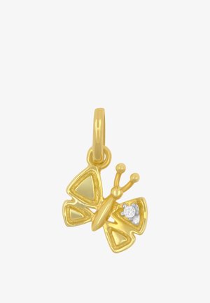 Femme portant un chemisier rose clair et un collier pendentif papillon en or, montrant le cou et le bas du visage avec les lèvres fermées.