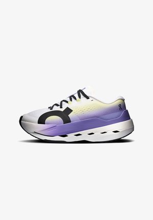 Witte en paarse verloop hardloopschoen met zwarte veters en een groot zwart rond logo aan de zijkant, getoond in profiel op een witte achtergrond.
