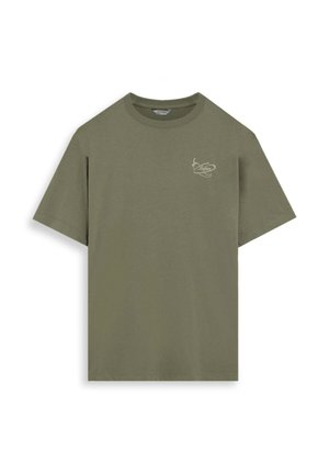 Camiseta de manga corta verde oliva con cuello redondo y pequeño logo claro en el pecho izquierdo.