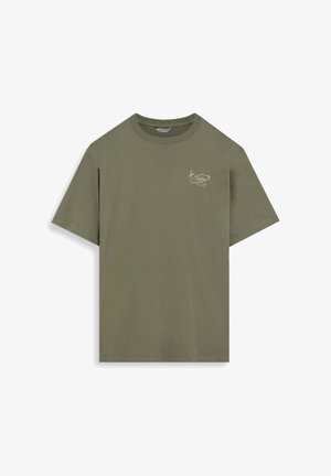 Camiseta de manga corta verde oliva con cuello redondo y pequeño logo claro en el pecho izquierdo.