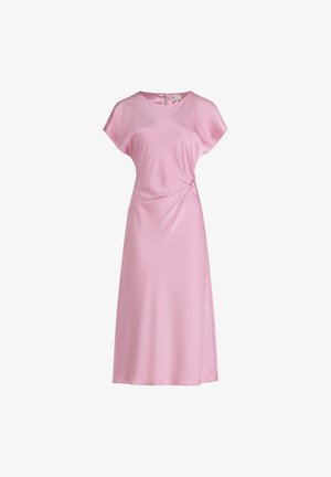 Roze satijnen midi-jurk met een V-hals, korte mouwen, gedrapeerd zijde-detail en een uitsnede aan de linkerkant voor extra beweging en elegantie.