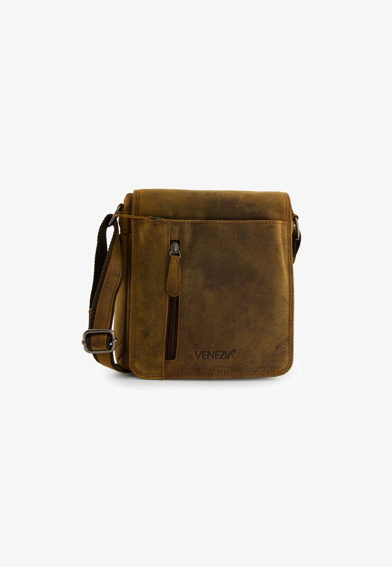 Hnědá kožená messenger taška s texturačním povrchem, s přední kapsou na zip a nastavitelným popruhem. Logo značky viditelné na přední straně.