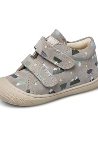 Scarpa da bambino grigia con motivi di montagne e nuvole, dotata di due cinturini in Velcro e suola in gomma con punta rinforzata.