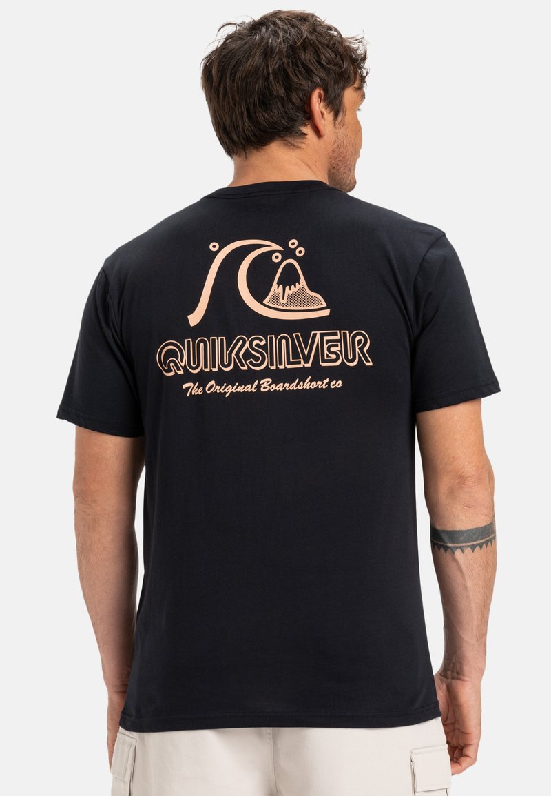 Černé bavlněné tričko s velkou grafikou broskve znázorňující vlnu a sopku, s textem "QUIKSILVER" pod ní v retro písmu. Krátké rukávy.